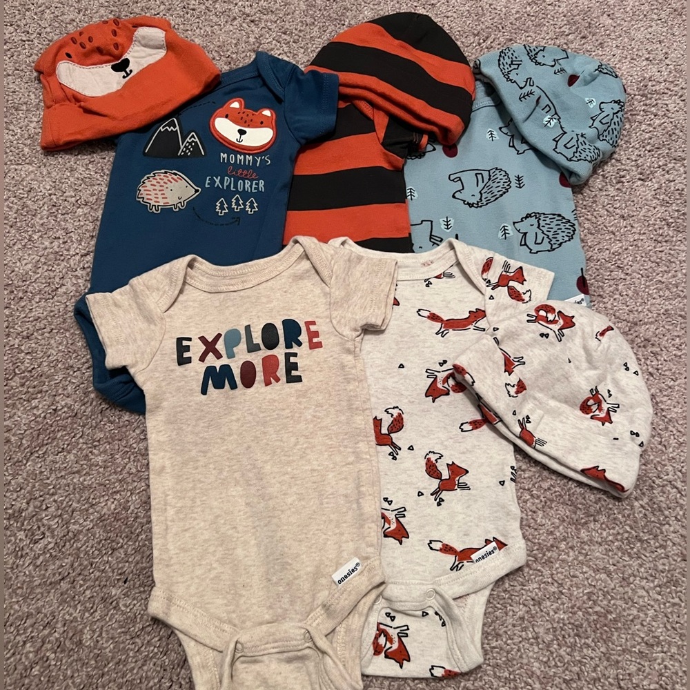 Set of 5 Gerber baby onsies and matching hats
